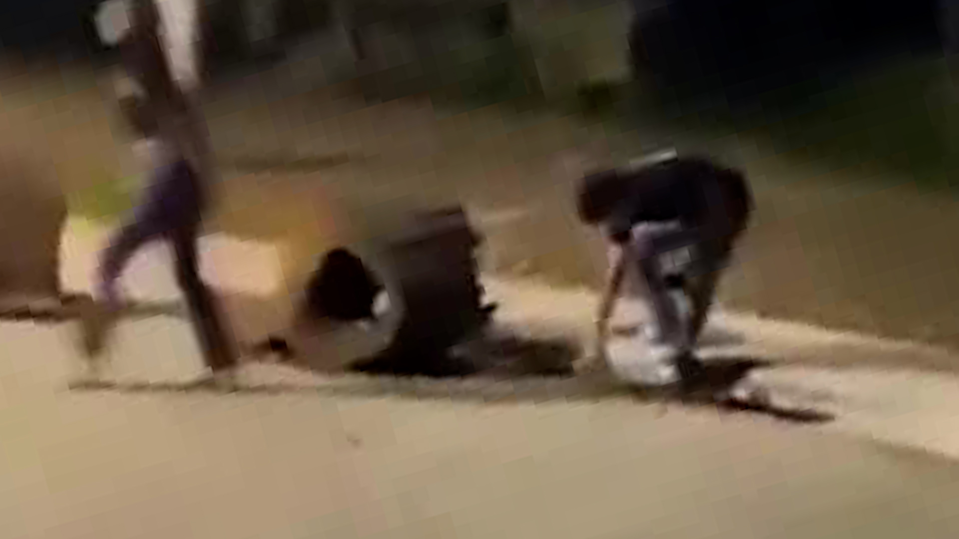 Dos jóvenes se ocultan en alcantarilla | VIDEO