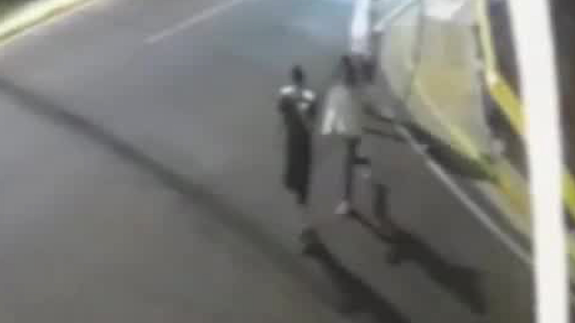 Jóvenes lanzan objetos sobre techos de casas | VIDEOS