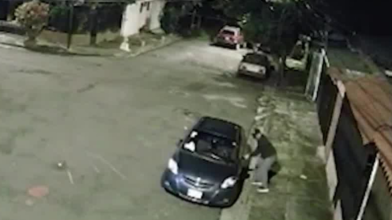 Vecinos descubren a hombre robando vehículo | VIDEO