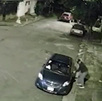 Vecinos descubren a hombre robando vehículo | VIDEO