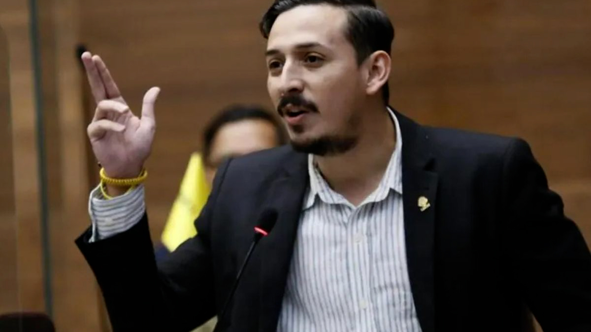 Ariel Robles vota y lanza un reto al abstencionismo