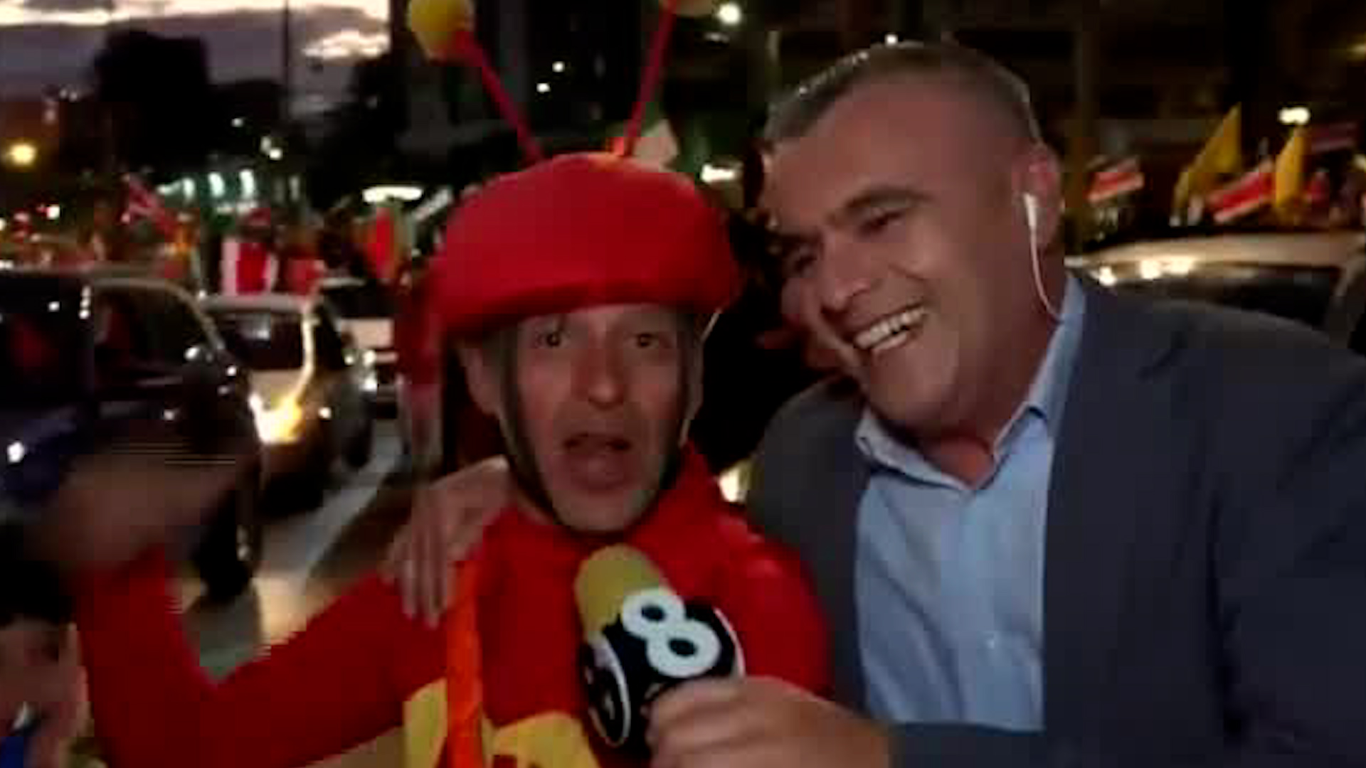 Costarricenses se reúnen en la Fuente de la Hispanidad para esperar los resultados de las elecciones