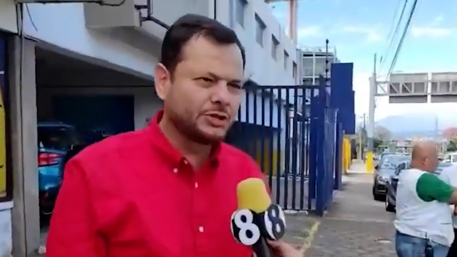 Juan Carlos Hidalgo vota y hace llamado urgente