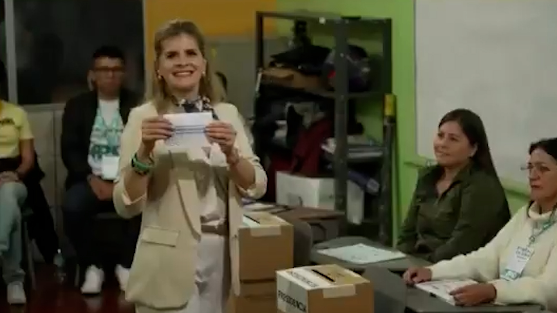 Laura Fernández realiza su voto en Cartago; da mensaje a los ticos