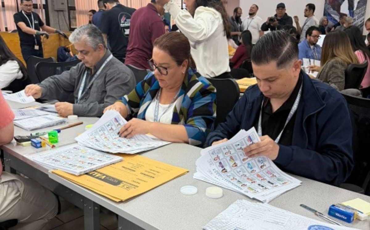 En cada una de las cinco mesas de trabajo participarán aproximadamente 20 funcionarios electorales. (TSE)