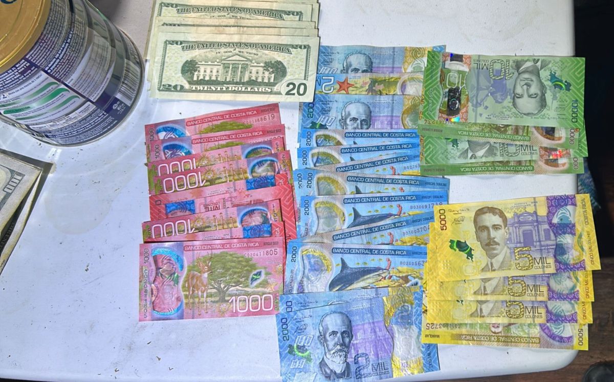 Dinero decomisado por oficiales de la Policía de Control de Drogas. (MPS)
