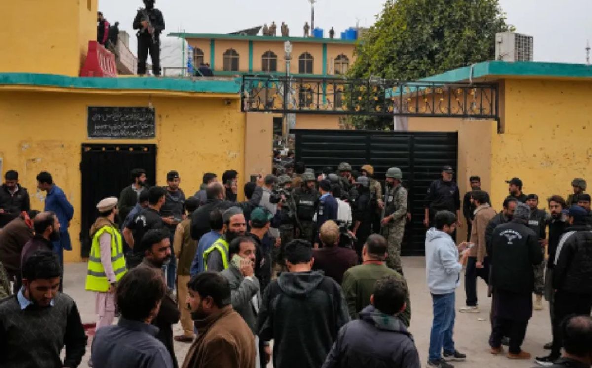Rescatistas y testigos describieron una escena desgarradora, con cadáveres y heridos tendidos en el suelo alfombrado de la mezquita.