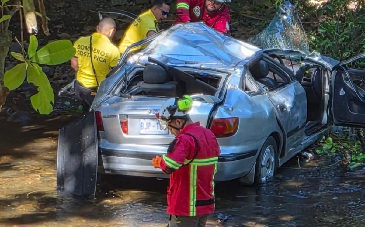Hombre sobrevive accidente de vehículo volcado en río Naranjito, Miramar