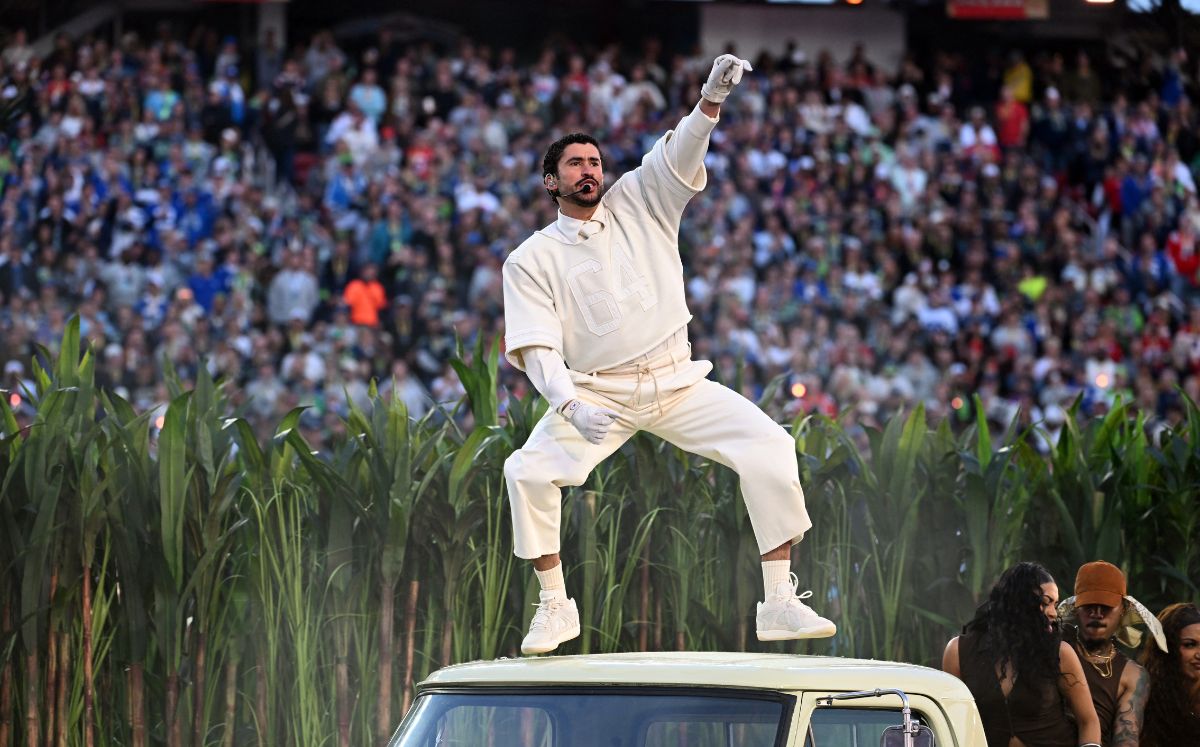 Bad Bunny le metió sazón, batería y reguetón al Super Bowl. (AFP)