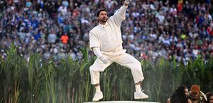 Bad Bunny le metió sazón, batería y reguetón al Super Bowl. (AFP)