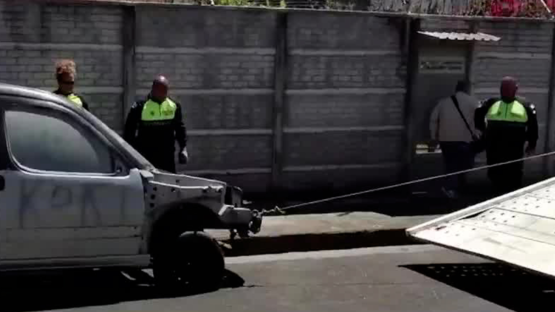 Policía retira vehículos abandonados en vía pública | VIDEO