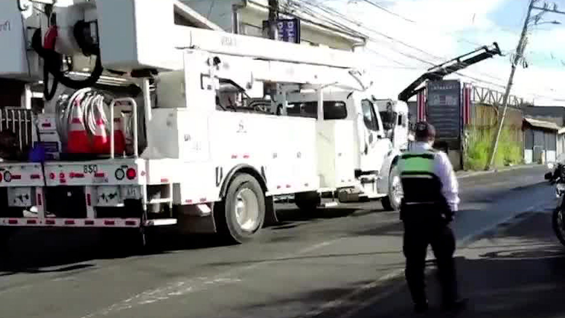 Carro choca contra poste y deja a vecinos de Moravia sin electricidad