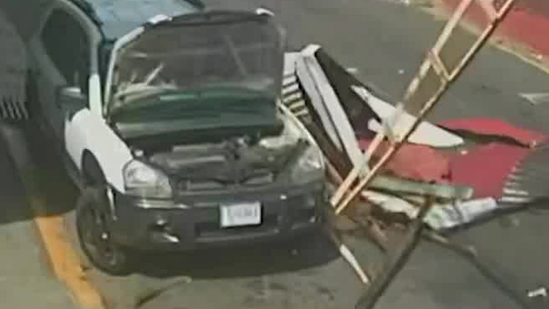 Techo cayó sobre hombre debido a los fuertes vientos | VIDEO