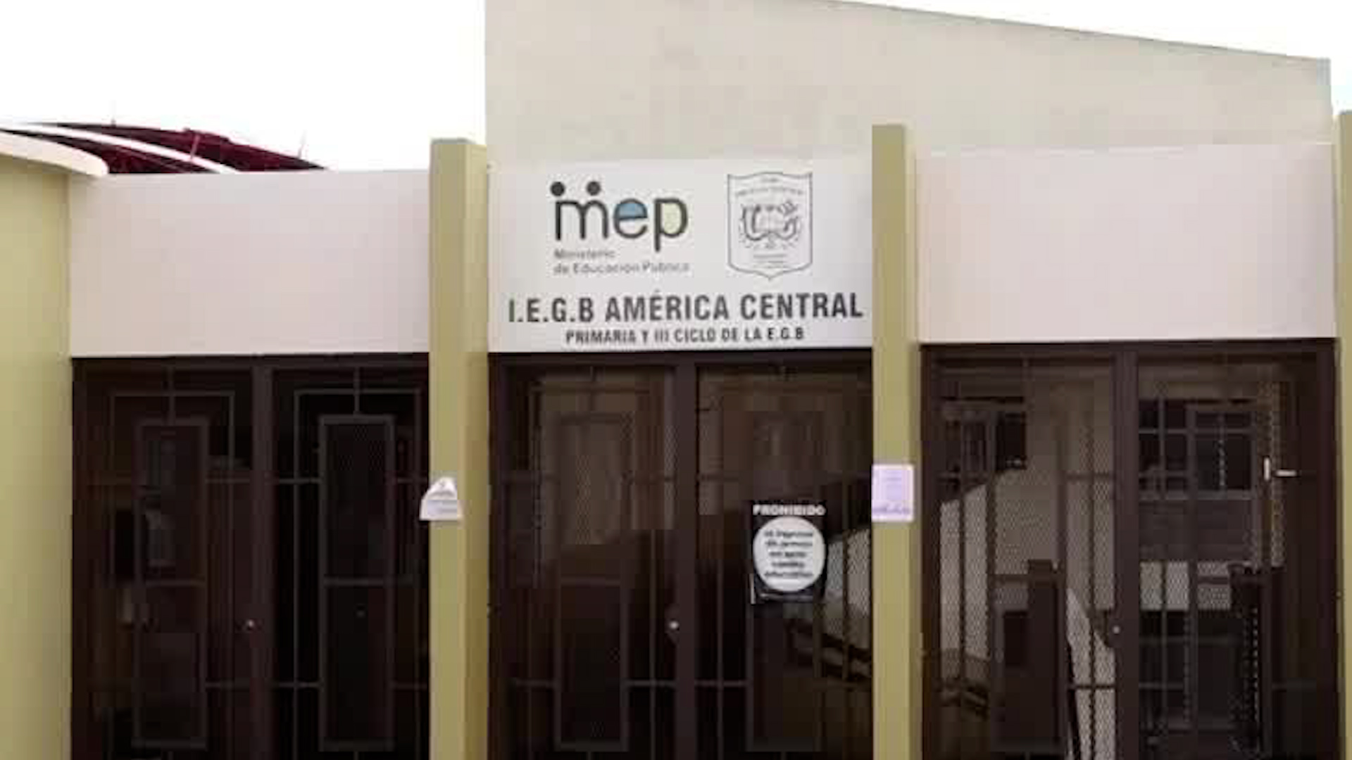 Madre denuncia rechazo de matrícula en colegio