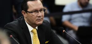 Exmagistrado Gamboa es trasladado a tribunales para despedirse de sus hijos.