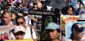 Familiares de detenidos en la ofensiva antipandillas marcharon en San Salvador contra los juicios masivos. (AFP)