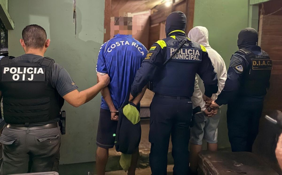 Sujetos detenidos por los agentes judiciales. (OIJ)