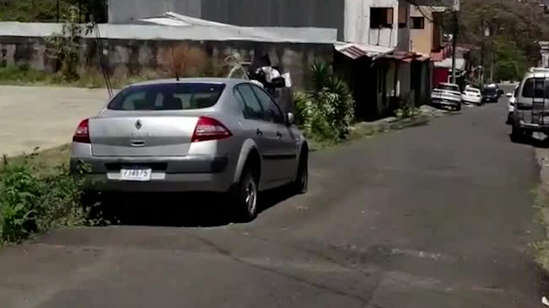 Fuga de agua en Alajuelita provoca peligroso hueco