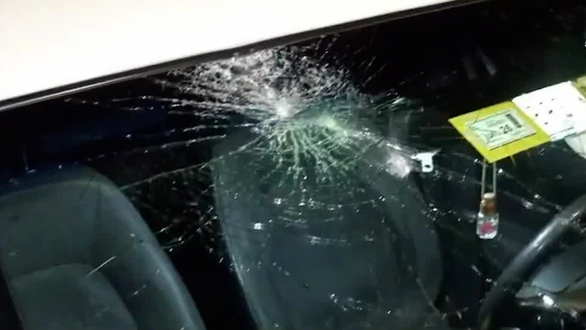 Lanzan piedras a vehículos para cometer delitos en Cartago