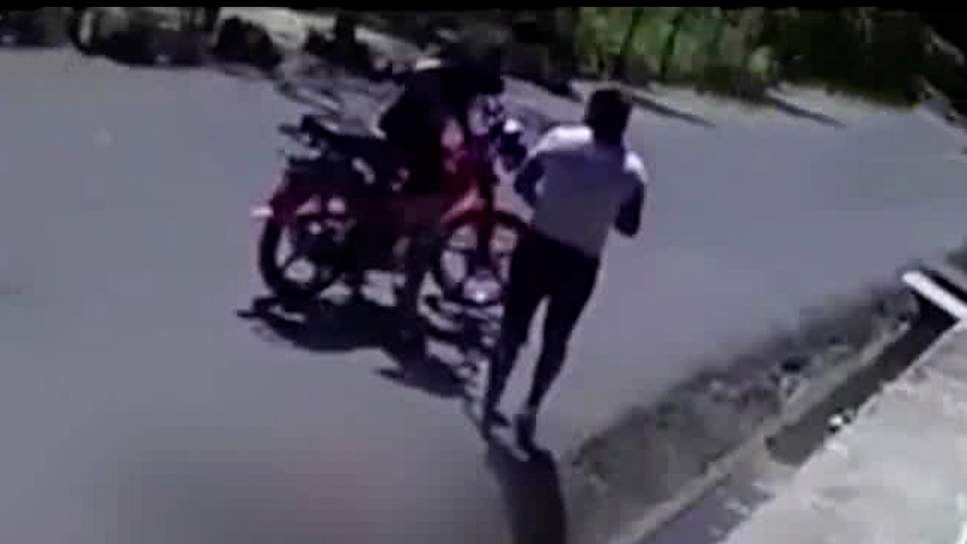 Mujer es víctima de intento de asalto en Chacarita | VIDEO