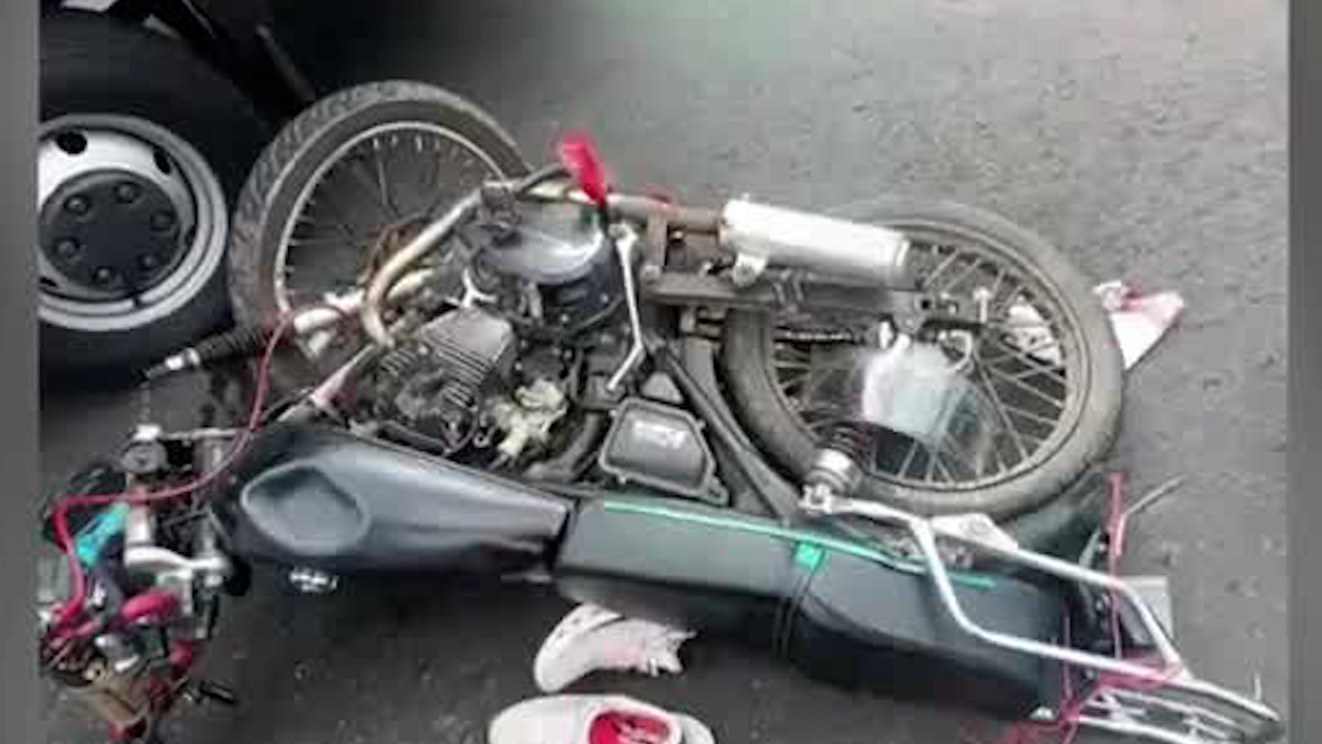 Motocicleta quedó abandonada tras accidente en Desamparados