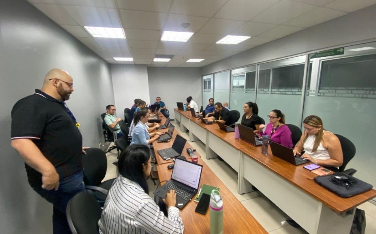 Sesión de trabajo de equipos técnicos durante la evaluación de ofertas para modernizar la red de transporte.