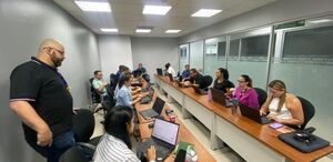 Sesión de trabajo de equipos técnicos durante la evaluación de ofertas para modernizar la red de transporte.