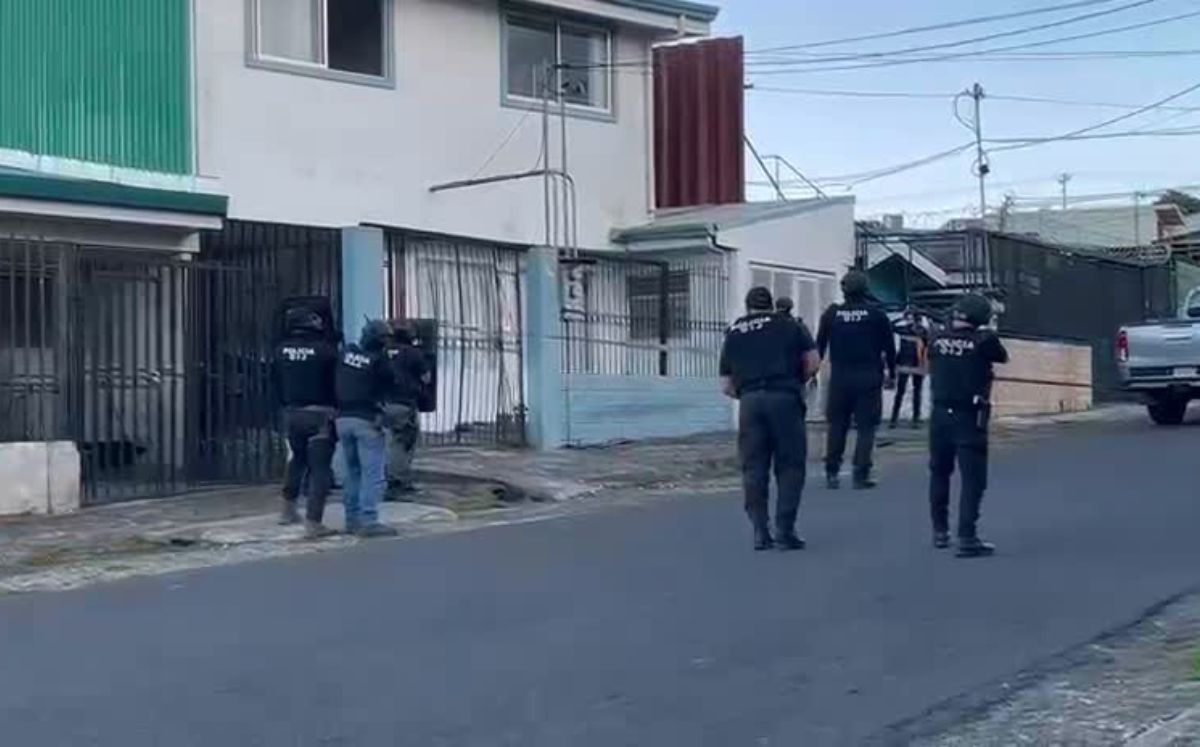 Agentes judiciales realizaron allanamiento en Cartago.