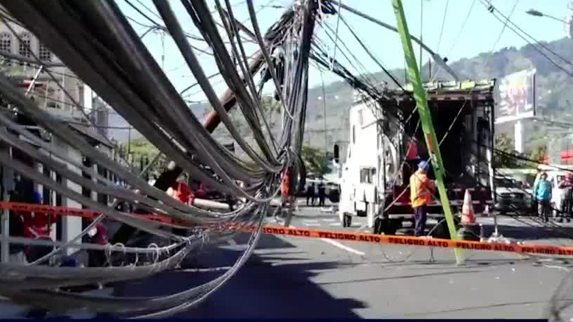 Tráiler arrastró cables y derribó poste en San Sebastián