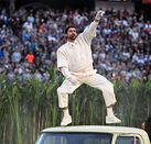 Bad Bunny le metió sazón, batería y reguetón al Super Bowl. (AFP)