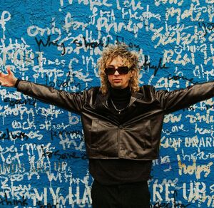 El cantante costarricense Stewart Heigold inicia una nueva etapa artística con el lanzamiento de Liquid Smile.