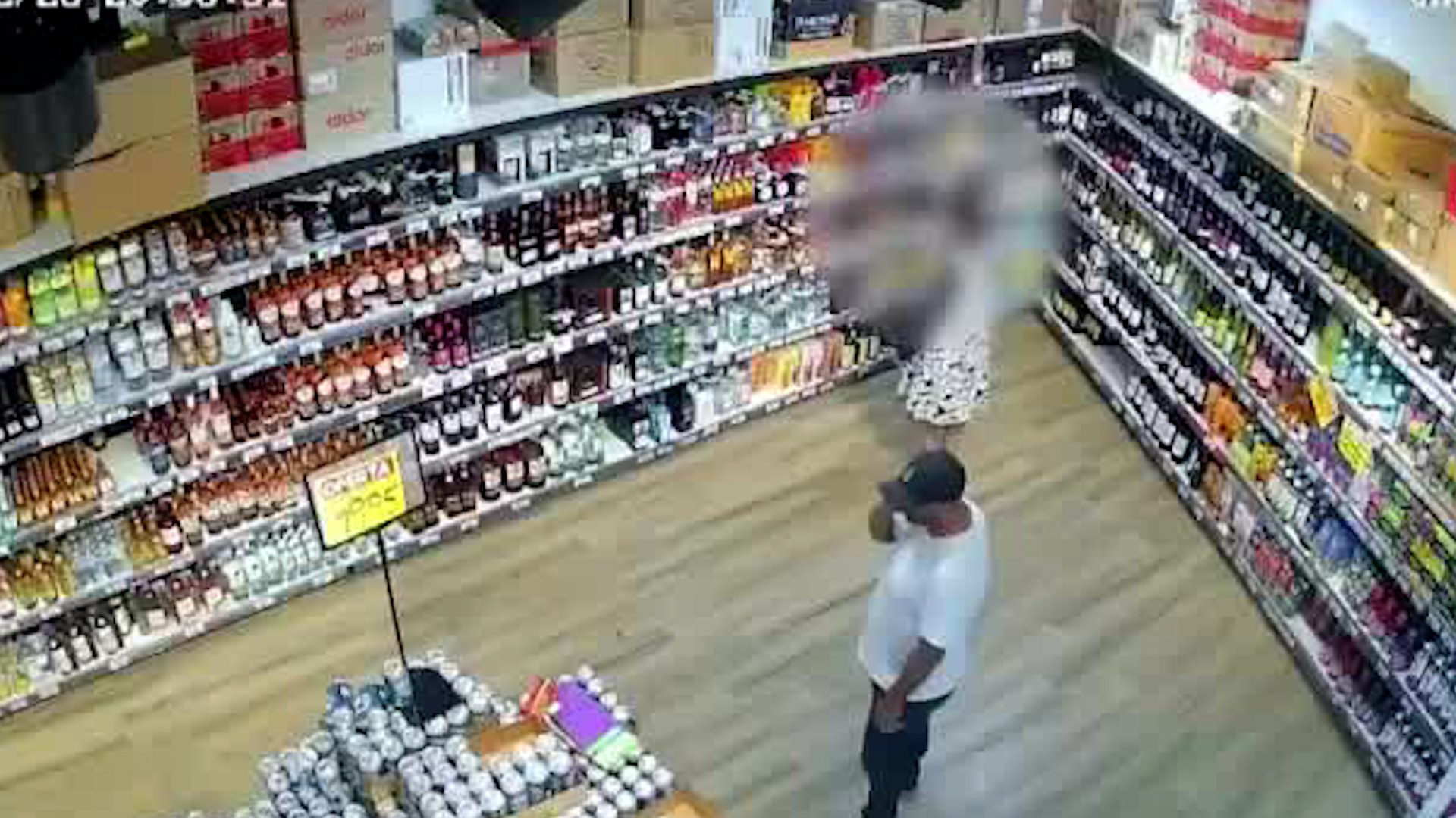 Mujer intenta hurtar bebidas alcohólicas en supermercado | VIDEO