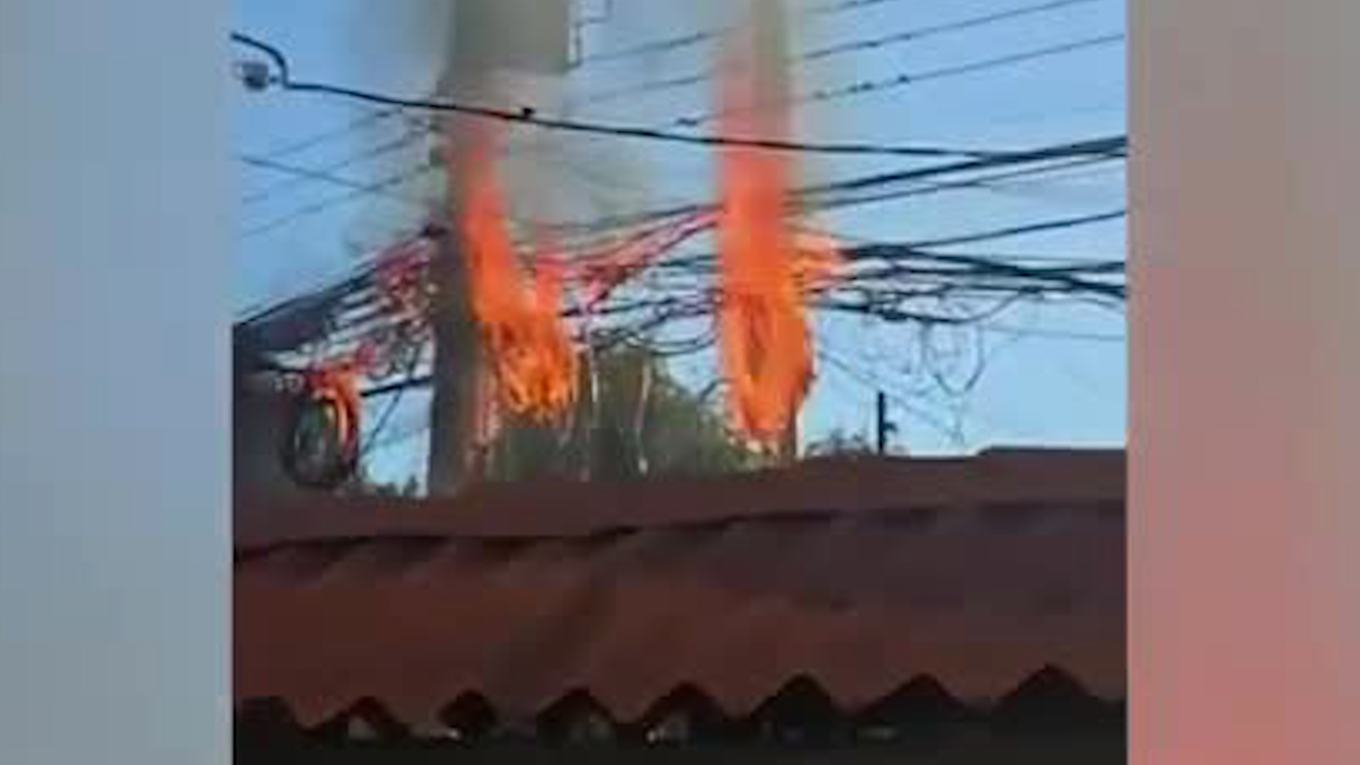Poste de luz se incendia en Escazú | VIDEO