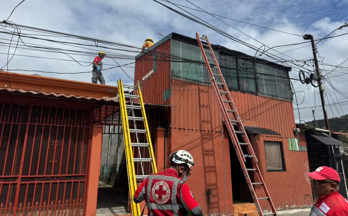 Hombre resulta gravemente herido tras sufrir electrocución. (Cruz Roja)