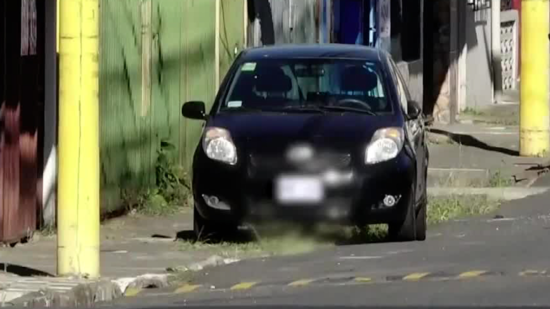 Peatones en peligro por autos en aceras en Desamparados