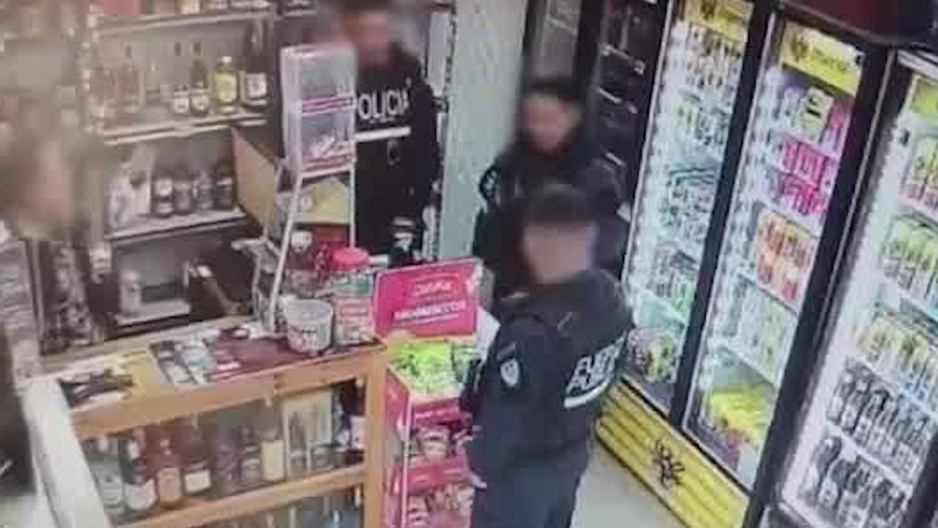 Polémica por policías bebiendo licor | VIDEO