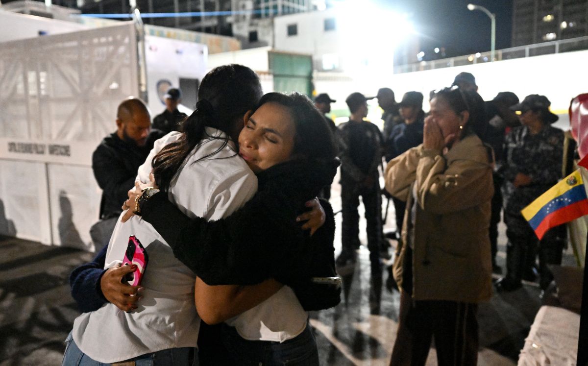 Familiares de presos venezolanos se abrazan durante liberación de la prisión: (AFP)