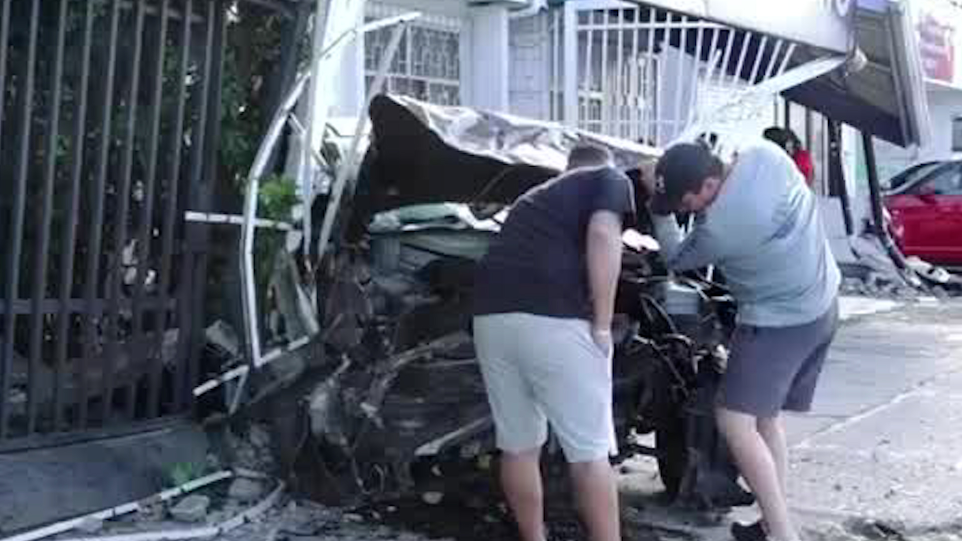 Conductor colisionó contra farmacia y casa en Pavas | VIDEO