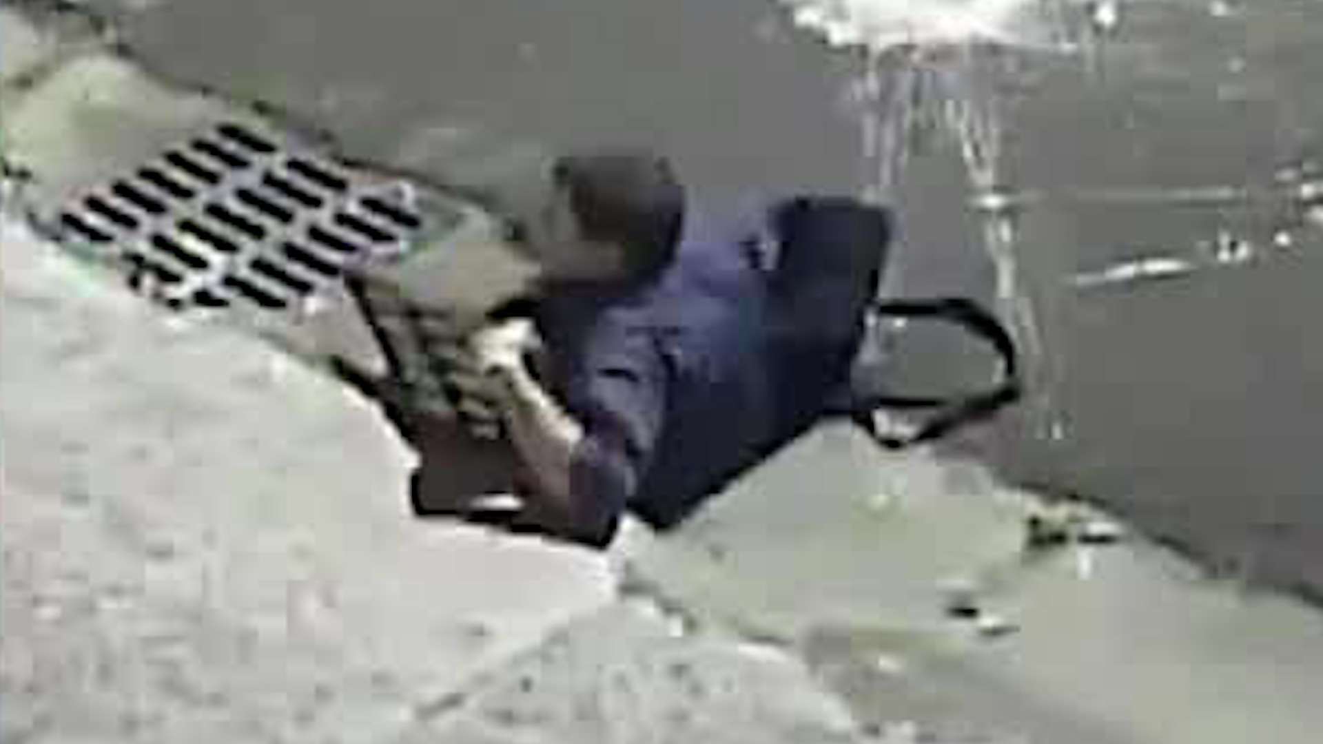 Sujeto usa alcantarilla para ocultarse | VIDEO