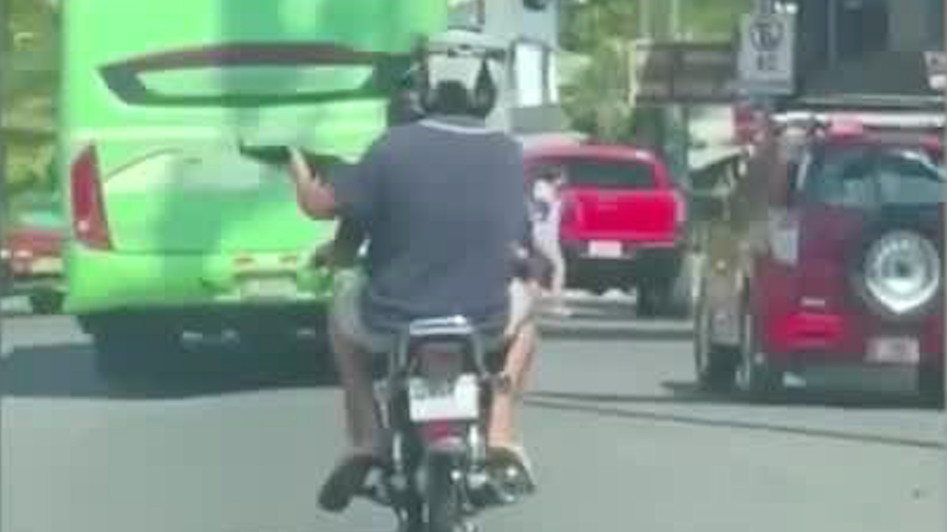 Sujetos viajaban en motociclista con aparente arma | VIDEO