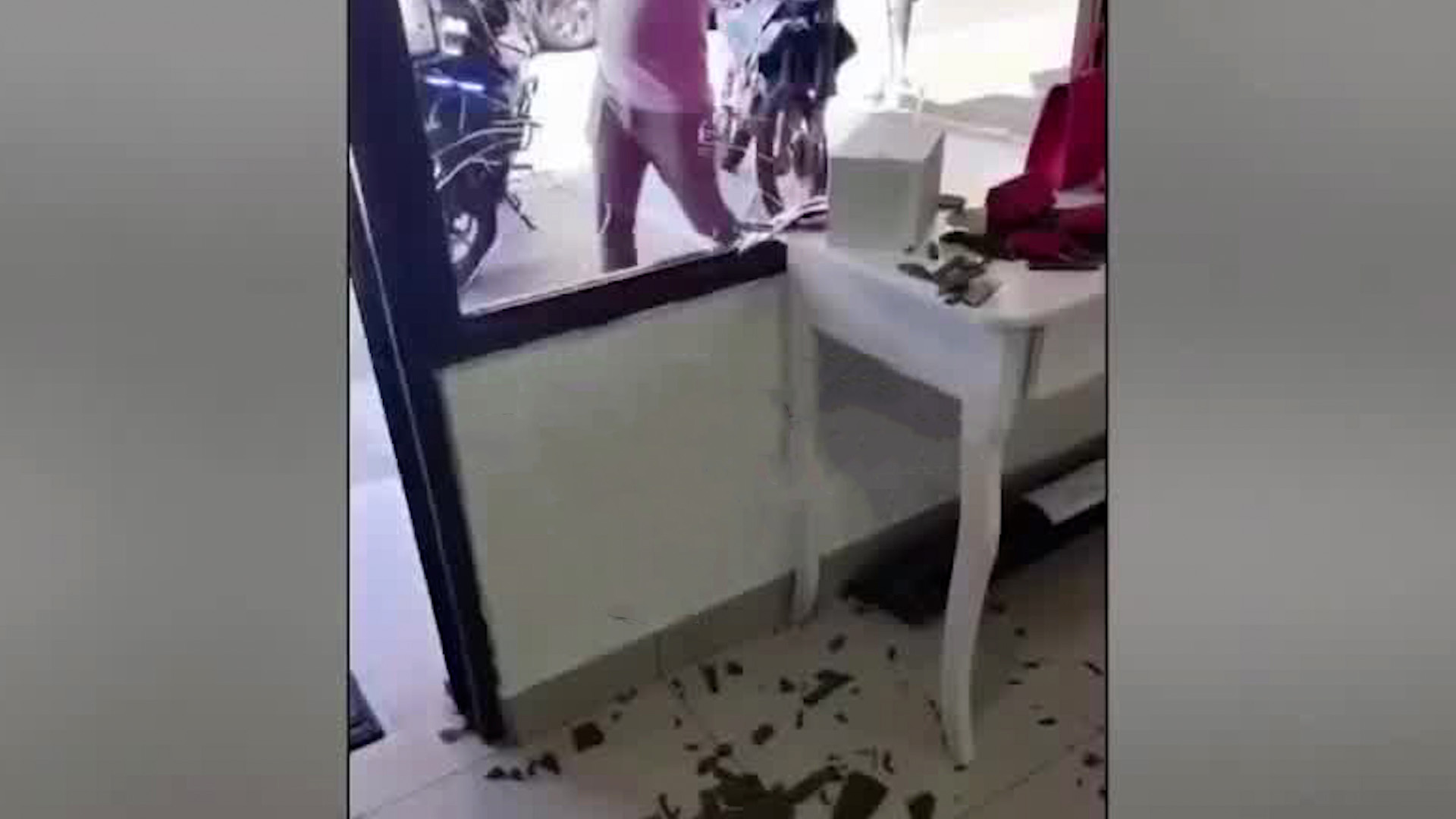 Sujeto quiebra ventanas de establecimiento en San José