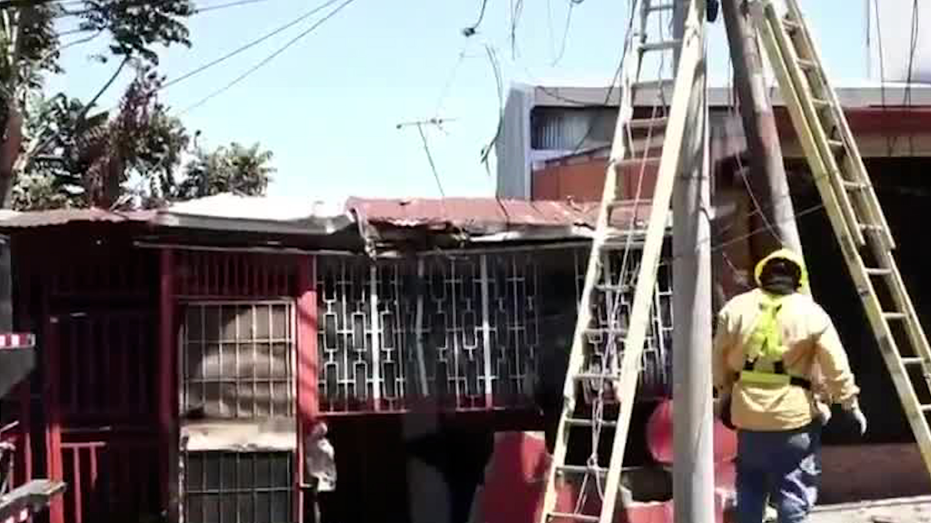 Autobús impactó casa en Desamparados