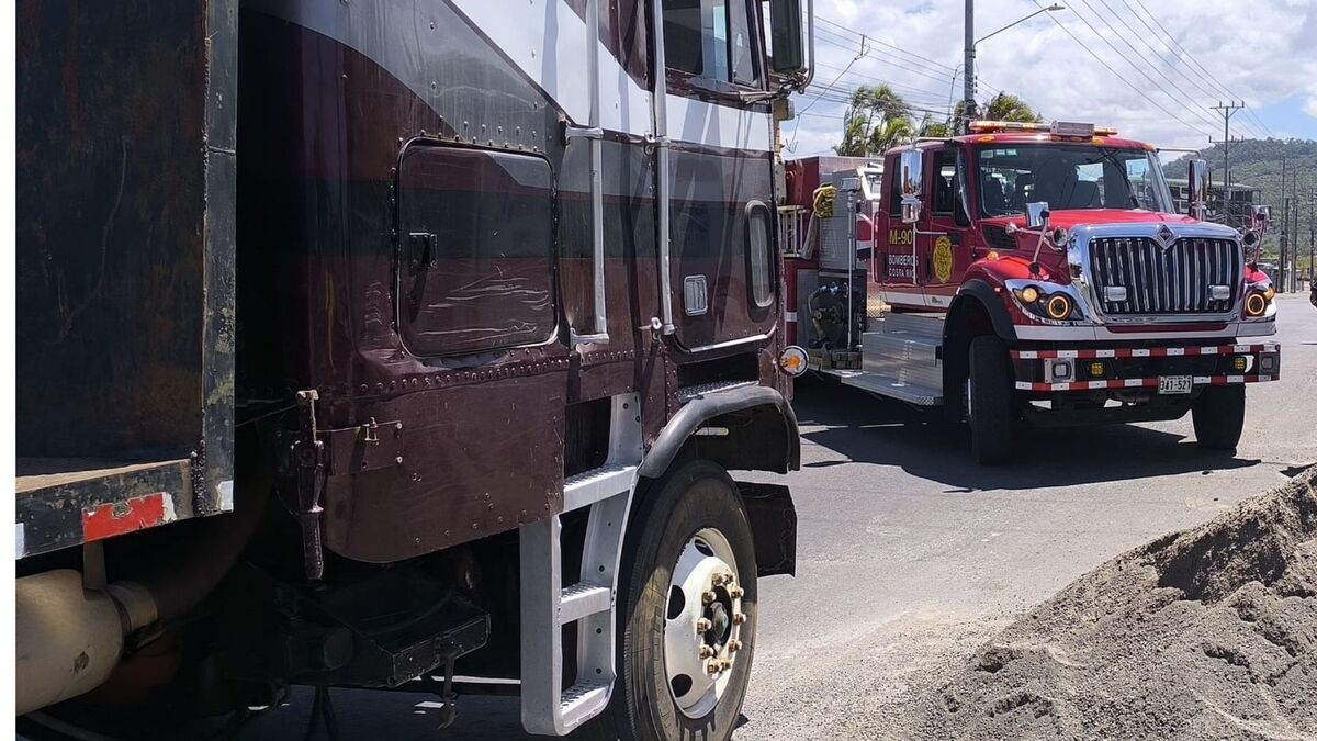 La niña y su abuelo, un hombre de 70 años de apellido Ramírez, habrían intentado cruzar la vía.