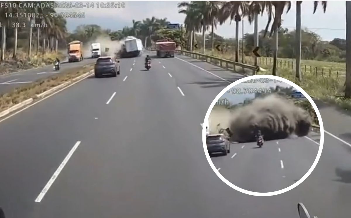 El momento fue captado por una cámara instalada en el tablero de uno de los vehículos afectados.