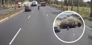 El momento fue captado por una cámara instalada en el tablero de uno de los vehículos afectados.