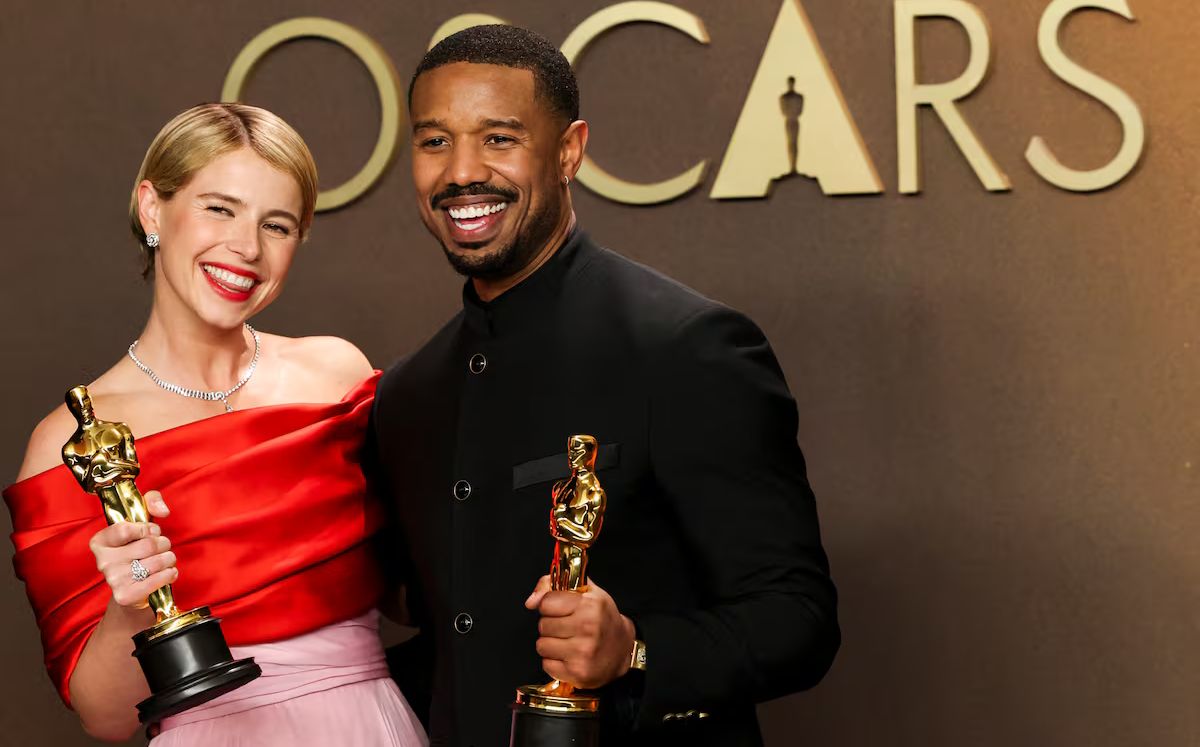 Jessie Buckley y Michael B. Jordan, con los Oscar como mejor actriz y actor protagonista. (ElPaís)