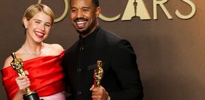 Jessie Buckley y Michael B. Jordan, con los Oscar como mejor actriz y actor protagonista. (ElPaís)