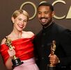 Jessie Buckley y Michael B. Jordan, con los Oscar como mejor actriz y actor protagonista. (ElPaís)