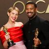 Jessie Buckley y Michael B. Jordan, con los Oscar como mejor actriz y actor protagonista. (ElPaís)