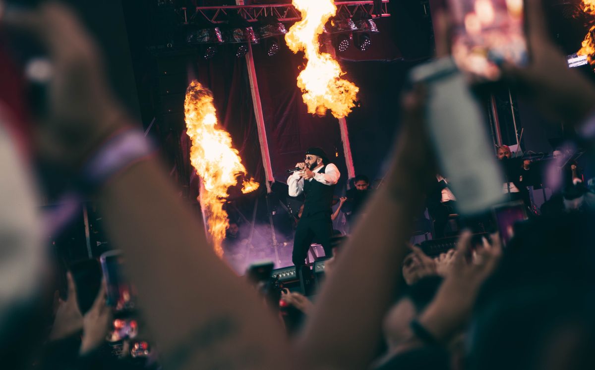 El reguetonero sorprendió con una propuesta sinfónica que encendió al público (Foto de Ronny Fonseca).